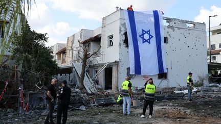 Un immeuble de Kyriat Bialik, dans le district d'Haïfa dans le nord d'Israël, endommagé par une roquette envoyée depuis le Liban, le 22 septembre 2024. (JACK GUEZ / AFP)