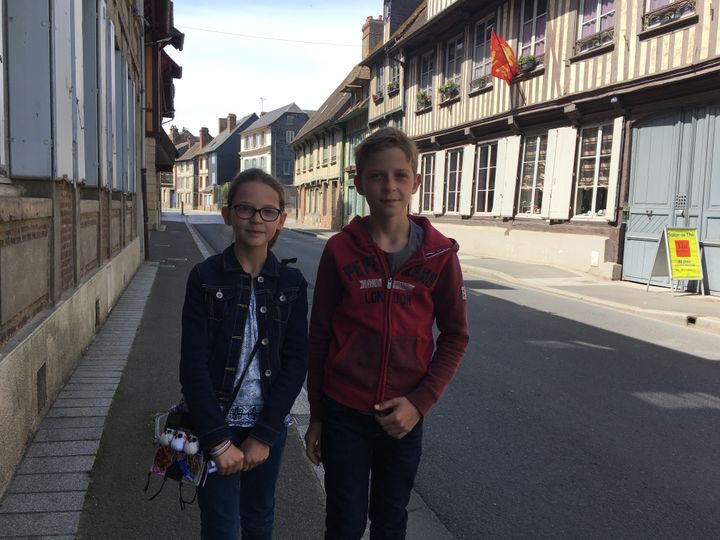 Margot et Paul dans le quartier Vaucelles, à Pont L'Evêque. (INGRID POHU / RADIO FRANCE)