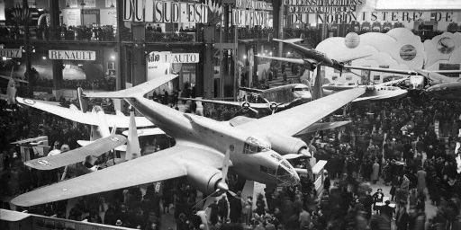 A titre de comparaison, cette photo du salon de l'aviation en 1938 à Paris.  A cette époque, les appareils pouvaient être acheminés au centre de Paris et tenir dans un hall d'exposition. (AFP)