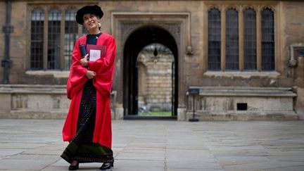 Dans la célèbre université

Ovationnée par plus de mille étudiants et universitaires, elle a reçu un doctorat honoris causa de l'université.

«Pendant toutes ces années difficiles en résidence surveillée (...), mes souvenirs d'Oxford (...) m'ont aidée à affronter les défis auxquels je devais faire face», a-t-elle confié. (AFP PHOTO / BEN STANSALL)