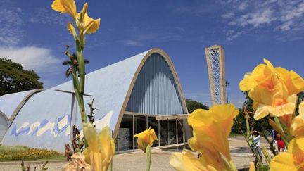 L&#039;église Saint François d&#039;Assise est la première grande oeuvre de Niemeyer. C&#039;était une de ses préférées. Elle s&#039;insérait dans un projet autour du lac artificiel de Pampulha, à Belo Horizonte, la capitale de l&#039;Etat du Minas Gerais.
 (John Frumm / Hemis / AFP)