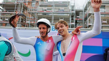 Kevin Le Cunff et Gatien Le Rousseau célébrant leur doublé sur le contre-la-montre catégorie C4, lors des Jeux paralympiques 2024, le 4 septembre 2024. (ALEX WHITEHEAD / SIPA)