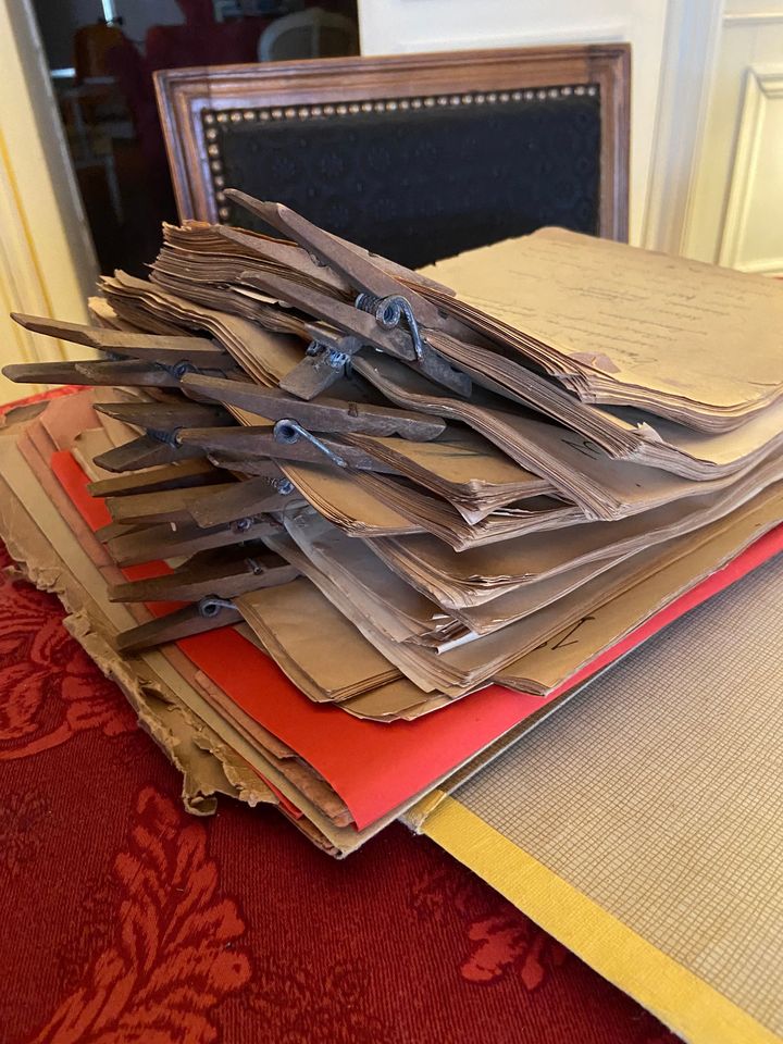 Une partie des 6 000 feuillet retrouvés de Louis-Ferdinand Céline, photographiés dans un cabinet d'avocats parisien le 10 août 2021.&nbsp; (NICOLAS BOVE / AFP)