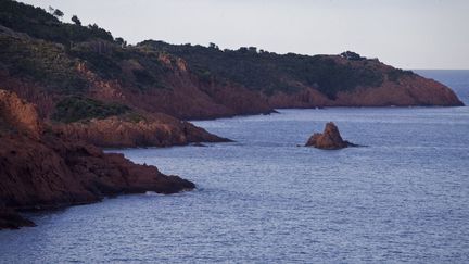 Partez à la découverte du massif de l'Esterel et de sa corniche qui longe les eaux turquoises de la mer Méditerranée.