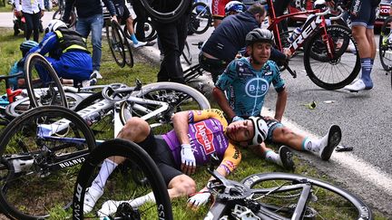 Des coureurs au sol lors d'une chute survenue au cours de la première étape du Tour de France 2021, le 26 juin 2021 à Landerneau (Finistère).&nbsp; (ANNE-CHRISTINE POUJOULAT / AFP)