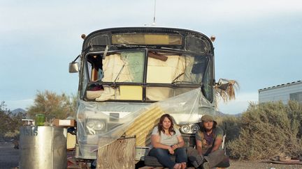 Laura Henno, prix 2007 aux Rencontres, revient avec un travail sur une cité perdue, Slab City, au cœur du désert californien, un campement mythique de marginaux, où elle s'est immergée pendant deux mois et où elle a découvert des personnages qui naviguent entre rêve d'un avenir radieux et fuite dans l'idée d'un au-delà meilleur. Laura Henno, "Revon et Michael", Slab City (USA), 2017, avec l'aimable autorisation de l'artiste et de la galerie Les Filles du Calvaire
 (Rencontres d&#039;Arles)