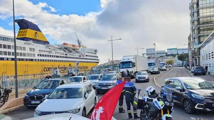 Les ports et aéroports de plusieurs villes de Corse bloqués jeudi après-midi par des salariés de la CCI