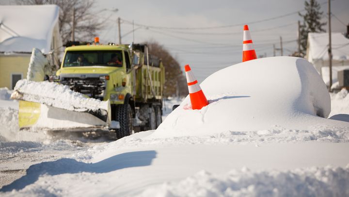 Une voiture abandonn&eacute;e sous la neige &agrave; Buffalo, mercredi 19 novembre. (REUTERS)