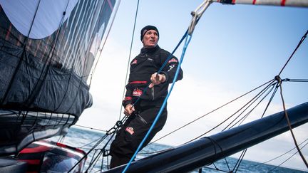 Jérémie Beyou à bord de l'IMOCA "Charal 2" au large du Morbihan, le 16 avril 2024. (GUILLAUME SALIGOT / OUEST-FRANCE / MAXPPP)