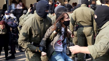 Une manifestante arrêtée en Biélorussie, le 12 septembre 2020. (TUT.BY / AFP)