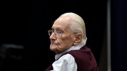 L'ancien comptable d'Auschwitz Oskar Gröning, lors de son procès en juillet 2015, à Lunebourg (Basse-Saxe, Allemagne). (RONNY HARTMANN / AFP)