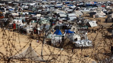 Des barbelés entourent un camp de personnes déplacées à Rafah, dans le sud de la bande de Gaza, le 17 mars 2024. (MOHAMMED ABED / AFP)