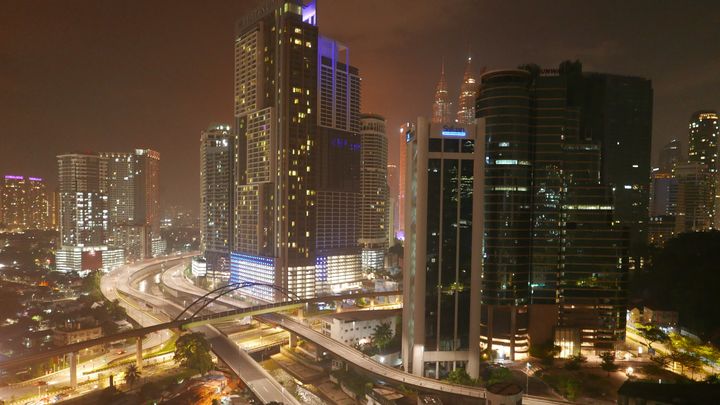 Vue du centre de Kuala Lumpur de nuit.&nbsp; (EMMANUEL LANGLOIS / FRANCEINFO)