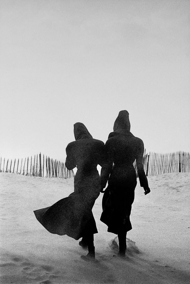 Tatjana Patitz et Linda Spierings, Le Touquet, 1986 (Peter Lindbergh (Courtesy Peter Lindbergh Foundation))