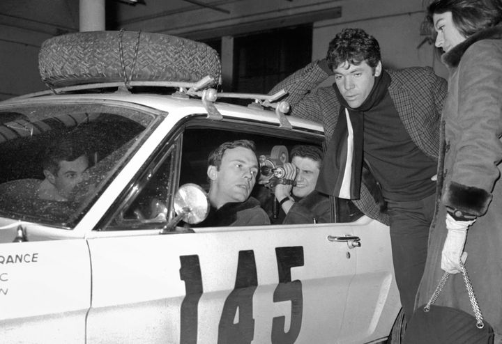 Jean-Louis Trintignant, Claude Lellouch, Pierre Barouh et Anouk Aimée, lors du tournage d'"Un homme et une femme" en 1965.
 (UPI / AFP)