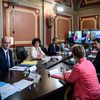 Le Premier ministre, Edouard Philippe, et une partie du gouvernement participent à une visioconférence avec des associations d'élus, le 29 avril 2020, à Matignon. (PHILIPPE LOPEZ / AFP)