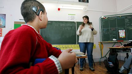 &nbsp; (Depuis 2012, l’école inclusive est une priorité du ministère de l’Éducation nationale. Ci-contre, l’école Paul Bert de Grenoble, qui intègre des enfants sourds et malentendants dans des classes traditionnelles et spécialisés. Illustration © Maxppp)