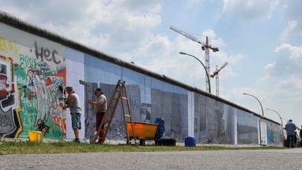 Installation de photos de Kai Wiedenhoefer sur le mur de Berlin
 (PAUL ZINKEN / DPA / DPA PICTURE-ALLIANCE/AFP)