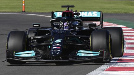 Le Britannique Lewis Hamilton au volant de sa Mercedes lors des essais qualificatifs du Grand Prix du Mexique, le 6 novembre 2021. (PEDRO PARDO / AFP)