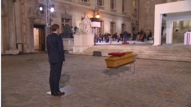 Emmanuel Macron rend un hommage personnel à Samuel Paty