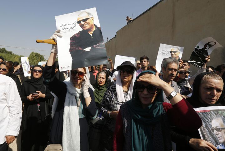 L'adieu des Iraniennes et des Iraniens au cinéaste Abbas Kiarostami dans les rues de Téhéran, le 10 juillet 2016.
 (Atta Kenare / AFP)