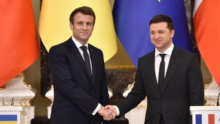 Le président français Emmanuel Macron (à gauche) et son homologue ukrainien Volodymyr&nbsp;Zelensky, le 8 février 2022 à Kiev (Ukraine). (SERGEI SUPINSKY / AFP)