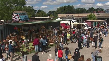 Avec le déconfinement, les brocantes et puces sont désormais autorisées depuis le 19 mai. Ce retour remplit d'enthousiasme les vendeurs et les chineurs. (CAPTURE ECRAN FRANCE 2)