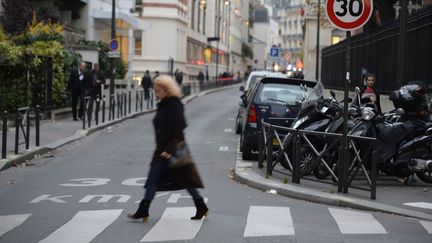 Une femme traverse un passage piéton à Paris, le 12 novembre 2012. (MARTIN BUREAU / AFP)