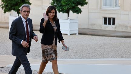 Le président du département de Seine-Saint-Denis, Stéphane Troussel, et la maire de Paris, Anne Hidalgo, à Paris, le 13 septembre 2021. (LUDOVIC MARIN / AFP)