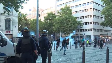 Dans la nuit du samedi 1er au dimanche 2 juillet, un livreur âgé de 27 ans a perdu la vie dans le centre-ville de Marseille (Bouches-du-Rhône). Selon sa famille, le jeune homme ne participait pas aux émeutes. La victime aurait été touchée par le tir d'un projectile de type flash-ball. (FRANCEINFO)