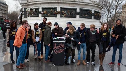 Des militants d'Allons enfants, le 14 janvier 2017, sur la place de la République à Paris. (SACHA BALTI / ALLONS ENFANTS)