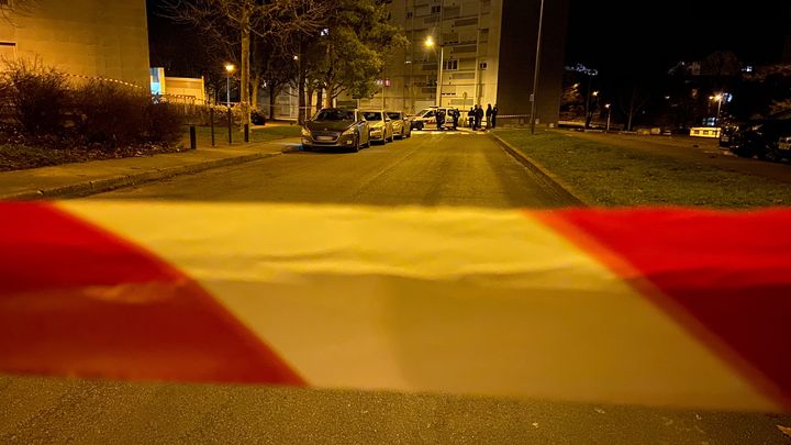 La rue de Fribourg, à Besançon, a été bouclée par la police, mercredi 25 décembre 2019. (MARC BERTRAND / RADIO FRANCE)