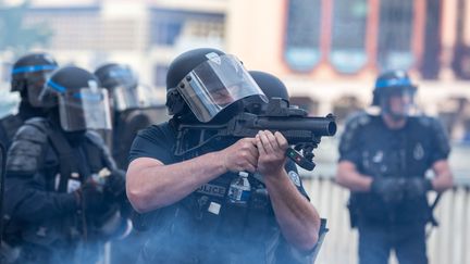 Un policier avec un LBD à la main, à Toulouse (Haute-Garonne), le 20 avril 2019.&nbsp; (FREDERIC SCHEIBER / HANS LUCAS / AFP)