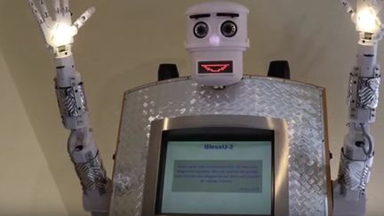 Le robot-pasteur "BlessU-2", installé à Wittenberg, en Allemagne. (VOLKER RAHN / YOUTUBE)