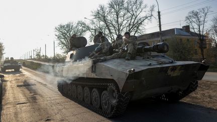 Des soldats ukrainiens montent sur une artillerie automotrice 2S1 Gvozdika à l'extérieur de Bakhmut, le 9 novembre 2022, en pleine invasion de l'Ukraine par la Russie.&nbsp; (BULENT KILIC / AFP)