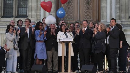 Anne Hidalgo salue les Parisiens qui l'ont réélue maire, dimanche 28 juin 2020. (JOEL SAGET / AFP)