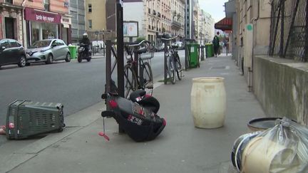 Paris : les autorités réagissent face aux dépôts d'objets encombrants sur les trottoirs