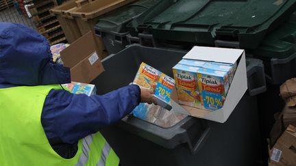 Pour lutter contre le gaspillage alimentaire, l'Ademe aide des associations caritatives à s'équiper de camions frigorifiques afin de récupérer les invendus des supermarchés. Ici, un employé jette des denrées alimentaires périmées à Mulhouse en 2016. (MAXPPP)