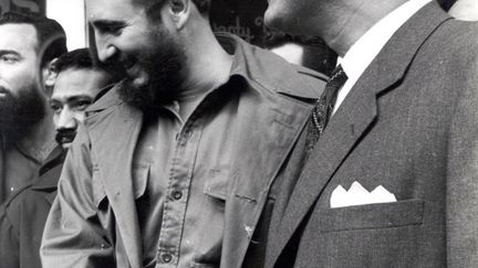 Poignée de mains entre Castro et son homologue égyptien Gamal Abdel Nasser, lors d'une conférence au Caire, en janvier 1964. Les deux hommes symbolisent un certain nationalisme social. (OAH / AFP)