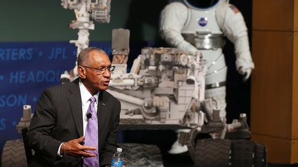 Un haut responsable de la Nasa,&nbsp;Charles Bolden, lors d'une conf&eacute;rence de presse au sujet du robot Curiosity qui explore Mars, le 6 ao&ucirc;t 2013. (MARK WILSON / GETTY IMAGES NORTH AMERICA / AFP)