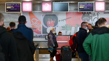 Des voyageurs&nbsp;à l'aéroport de Kiev (Ukraine), le 13 mai 2020. (GENYA SAVILOV / AFP)