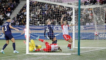 La joueuse du Bayern Munich Magdalena Eriksson célèbre son but contre le PSG, le 23 novembre 2023. (TERESA SUAREZ / MAXPPP)