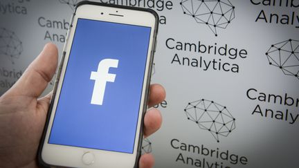 Les logos de Facebook et de la&nbsp;firme britannique&nbsp;Cambridge Analytica,&nbsp;accusée d'avoir collecté et exploité sans leur consentement les données personnelles de quelque 87 millions d'utilisateurs du&nbsp;réseau social. (JAAP ARRIENS / NURPHOTO / AFP)