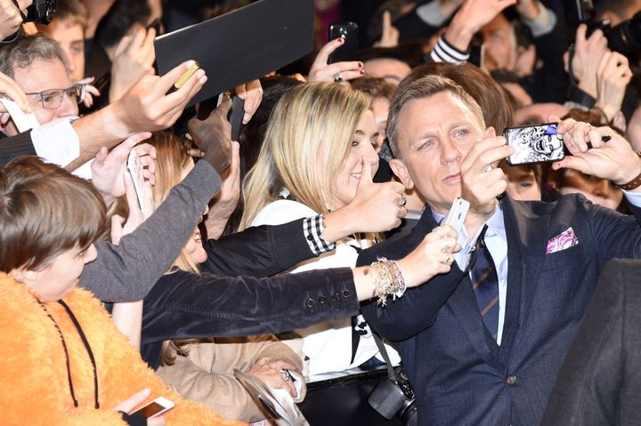 Daniel Craig prend la pose avec ses fans parisiens
 (Miguel Medina / AFP)