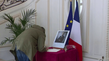 Mort de Robert Badinter : les Français lui rendent hommage au ministère de la Justice (France 2)