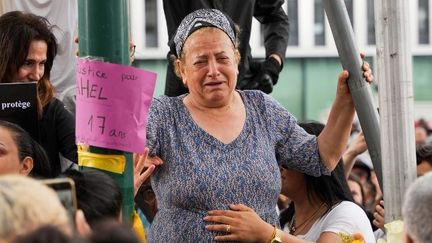 La grand-mère de Nahel, l'adolescent tué lors d'un controle policier à Nanterre (Hauts-de-Seine) le 27 juin 2023, lors d'un rassemblement organisé à Nanterre le 29 juin 2023. (ZAKARIA ABDELKAFI / AFP)