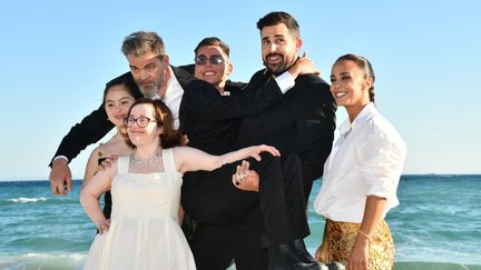 Artus und die Filmschauspieler "Ein kleines Extra" bei den Filmfestspielen von Cannes am 22. Mai 2024. (JACQUES BENAROCH/SIPA)