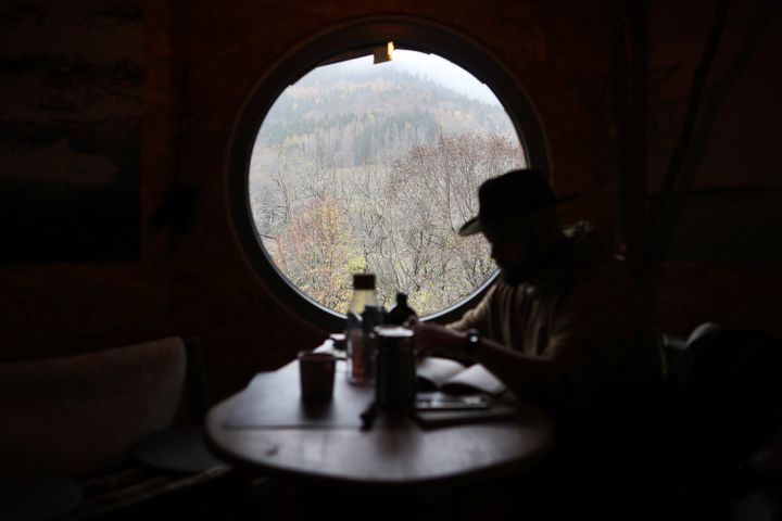 Fenêtre sur la forêt dans l'une des cabanes du Grand Ballon. (KARES LE ROY)