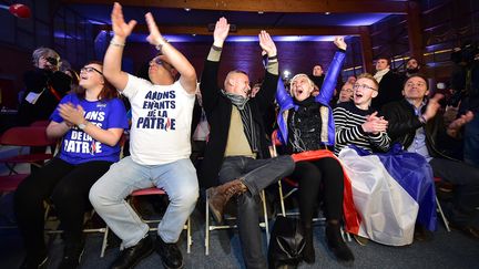 Des partisans de Marine Le Pen réagissent aux résultats du premier tour des élections régionales, le 6 décembre 2015 à Hénin-Beaumont (Pas-de-Calais). (MAXPPP)