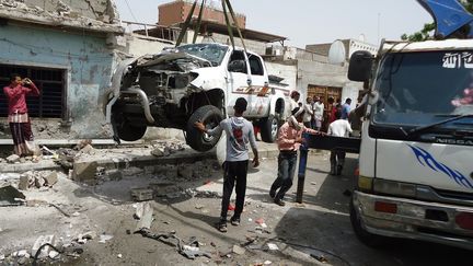 Sur le site d'un attentat au Y&eacute;men, le 18 juin 2012. Al-Qa&iuml;da dans la p&eacute;ninsule arabique (Aqpa) inqui&egrave;te les Etats-Unis. (AFP)